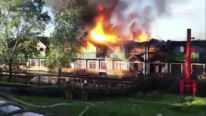 Сильный пожар охватил плавучую баню в Нижнем Новгороде