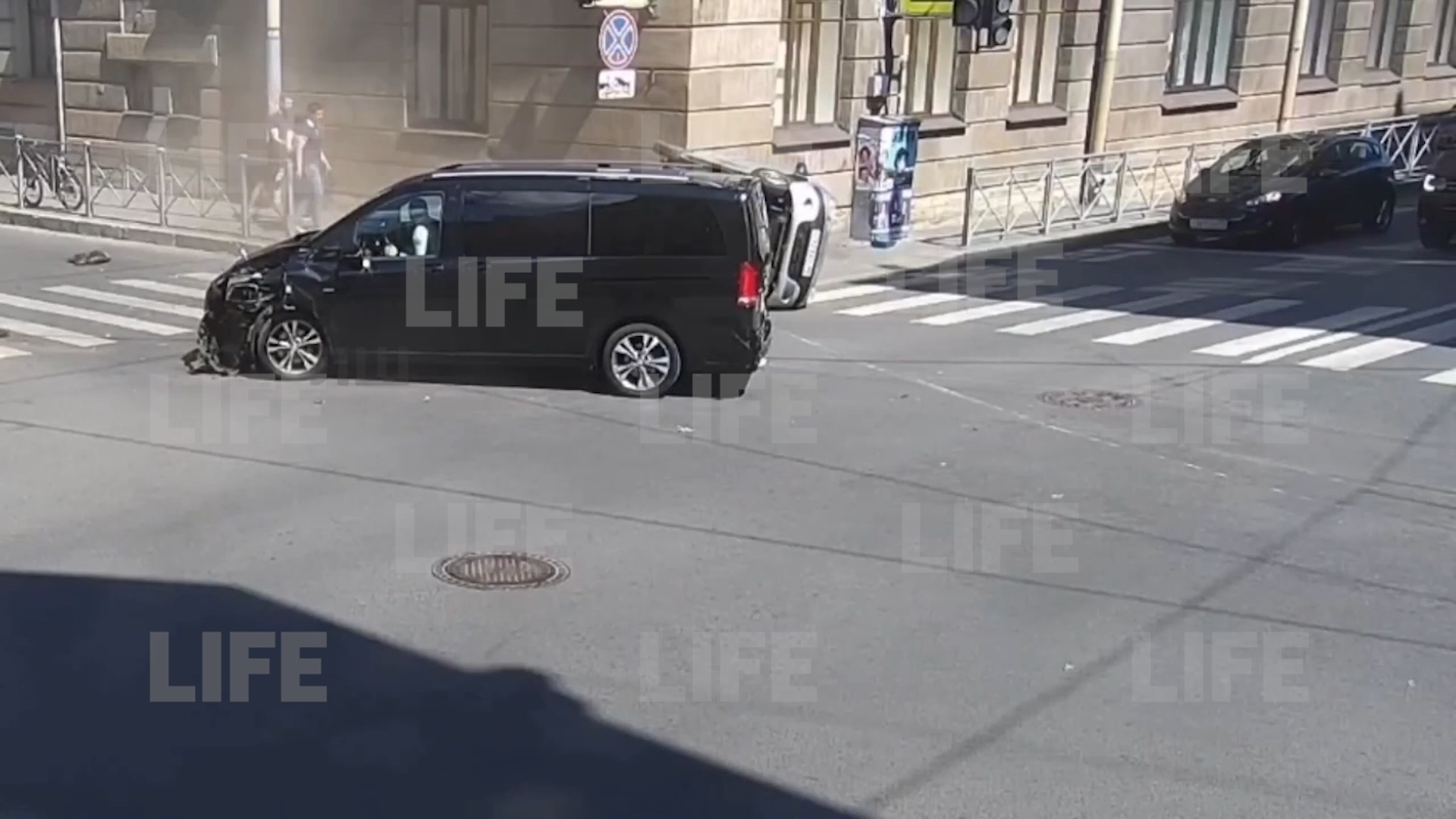В Петербурге легковушка протаранила пешеходов после ДТП