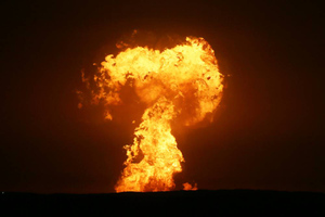 Крупный пожар у нефтеплатформы на Каспии засняли со спутника