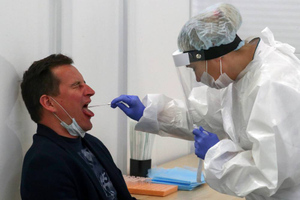 Зонд нужно вводить до слёз: Россиянам объяснили, как избежать ошибки ПЦР-теста на коронавирус