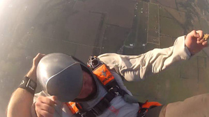 Скайдайвер случайно снял спасение друга, который отключился на высоте 3000 м, не раскрыв парашют