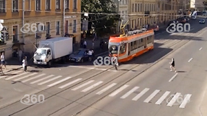 В Петербурге авто каршеринга снесло выходившую из трамвая девушку