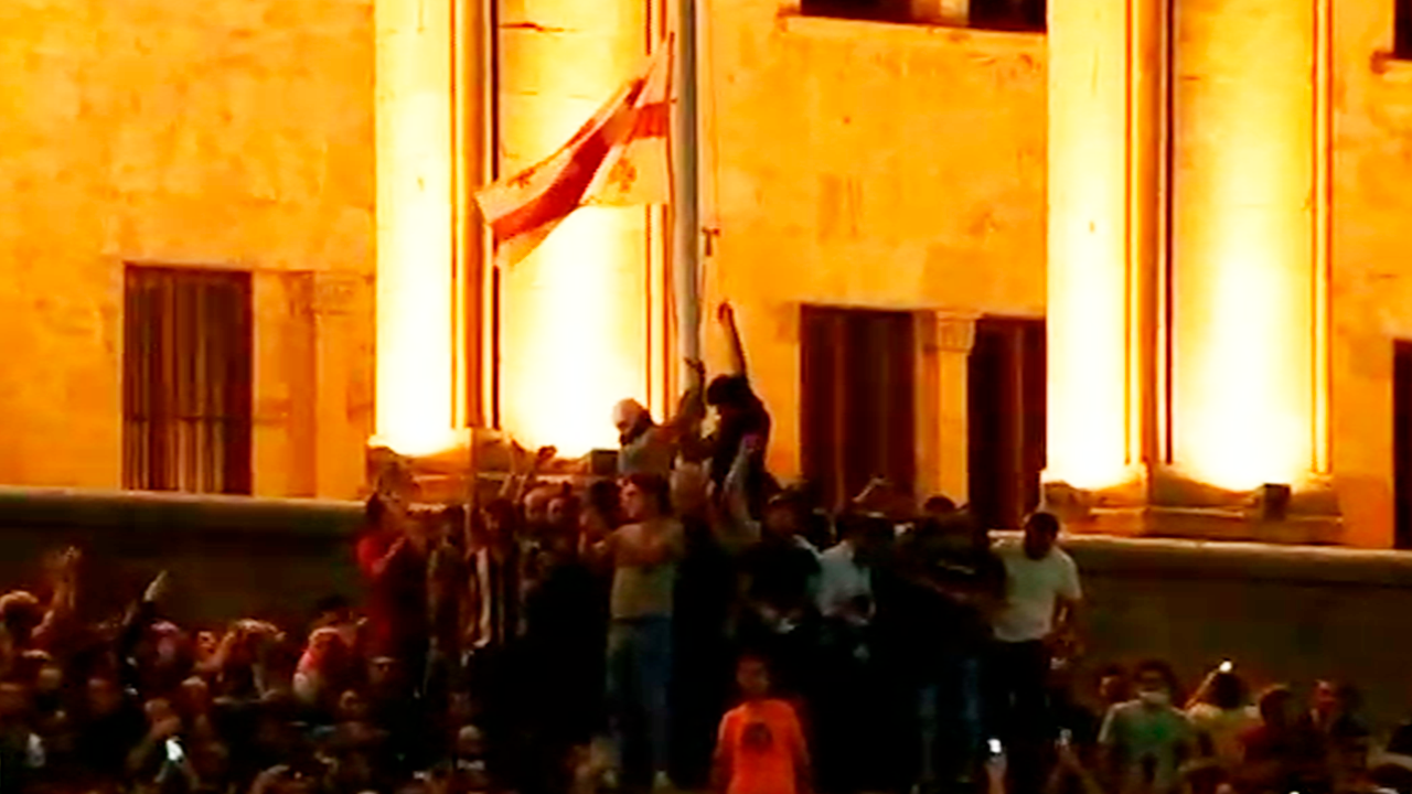 Противники гей-парада в Тбилиси вновь разогнали акцию ЛГБТ и сожгли флаг ЕС