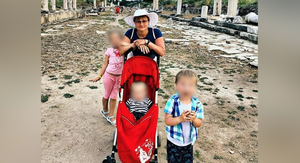 Российскую туристку с тремя детьми унесло в море во время шторма в Абхазии