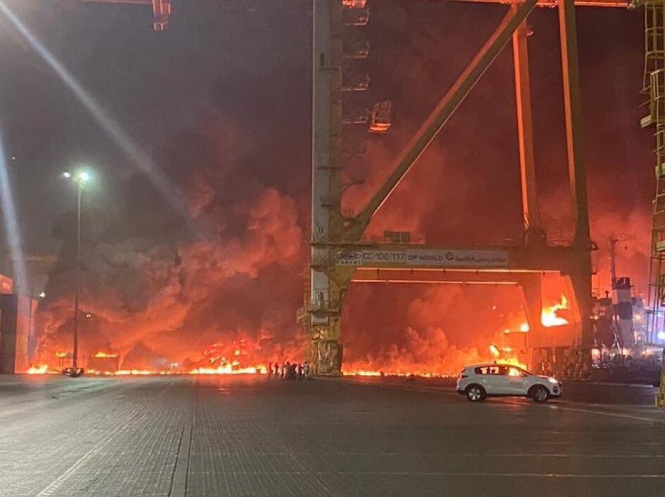 В Дубае в порту прогремел мощный взрыв