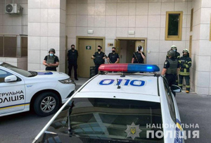 В Киеве мужчина открыл стрельбу по полицейским, два человека ранены