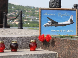 Жители Камчатки несут цветы и свечи в память о жертвах крушения Ан-26