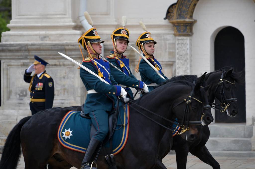 В Москве из-за ковида отменят церемонии развода конных и пеших караулов в Кремле