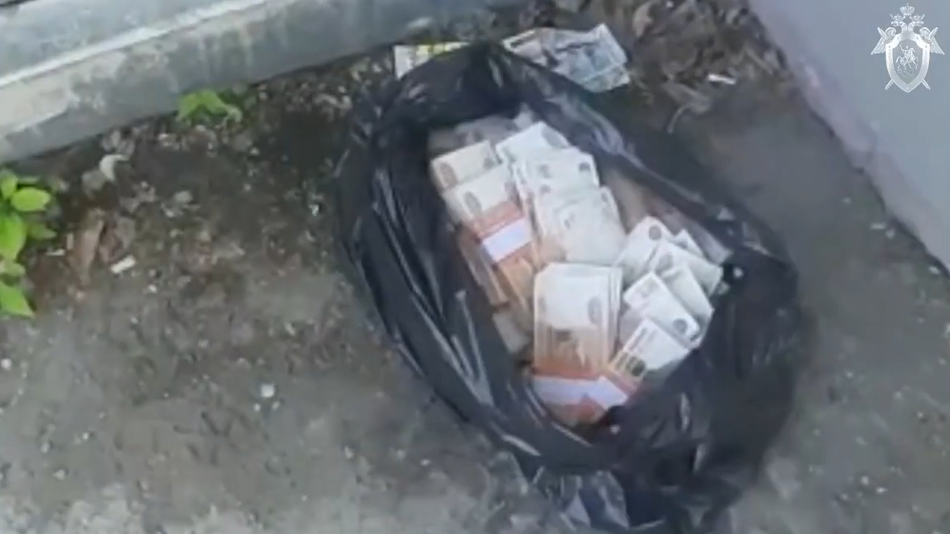 СК показал кадры с места захвата заложников в тюменском Сбербанке, возбуждено дело