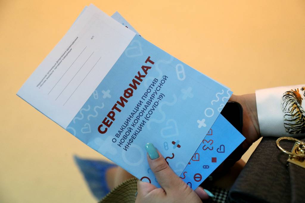 В Калининграде администратора поликлиники задержали за продажу липовых сертификатов о вакцинации
