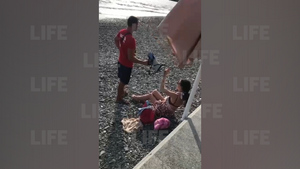 Спасатель оглушил сиреной строптивую туристку на закрытом пляже в Сочи