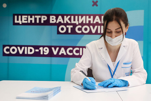 В Кремле поддержали призыв Поповой вакцинировать всех россиян, но сочли его труднодостижимым