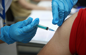 Мурашко назвал число россиян, привитых первым компонентом антиковидной вакцины