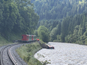 В Австрии поезд сошёл с рельсов и рухнул в реку, пострадало 17 школьников