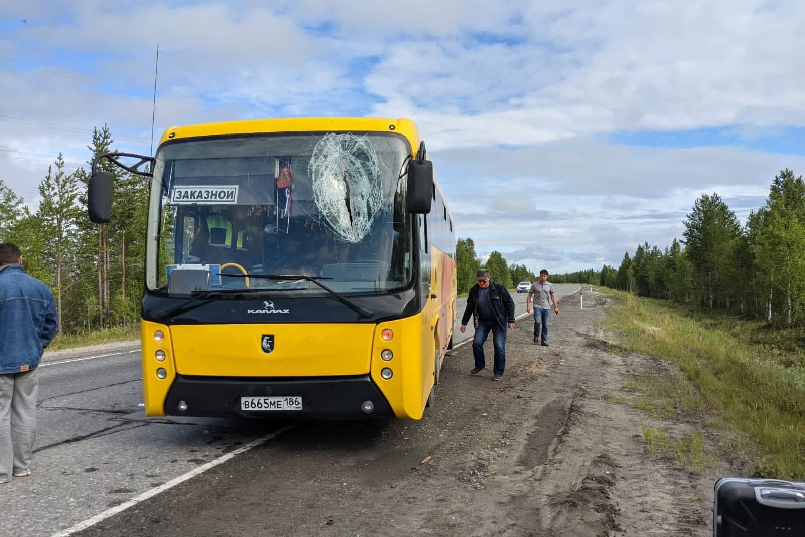 Как в "Пункте назначения": На Ямале водителя автобуса убило вылетевшим из грузовика ломом
