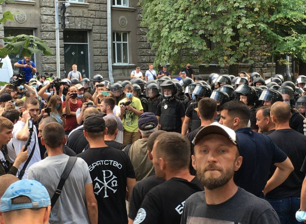 Радикалы напали на ЛГБТ-активистов во время протестного рейва в центре Киева