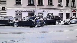 В Питере велосипедистка врезалась в дверь автомобиля полиции и сломала нос