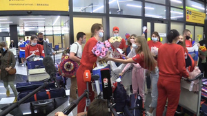 С цветами, плакатами и аплодисментами: В Шереметьево встретили рапиристок, принёсших России золото на Олимпиаде в Токио