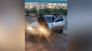 В Воркуте пьяный водитель "десятки" прокатил полицейского на капоте