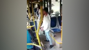 В Новосибирске пассажир автобуса пырнул ножом пенсионера