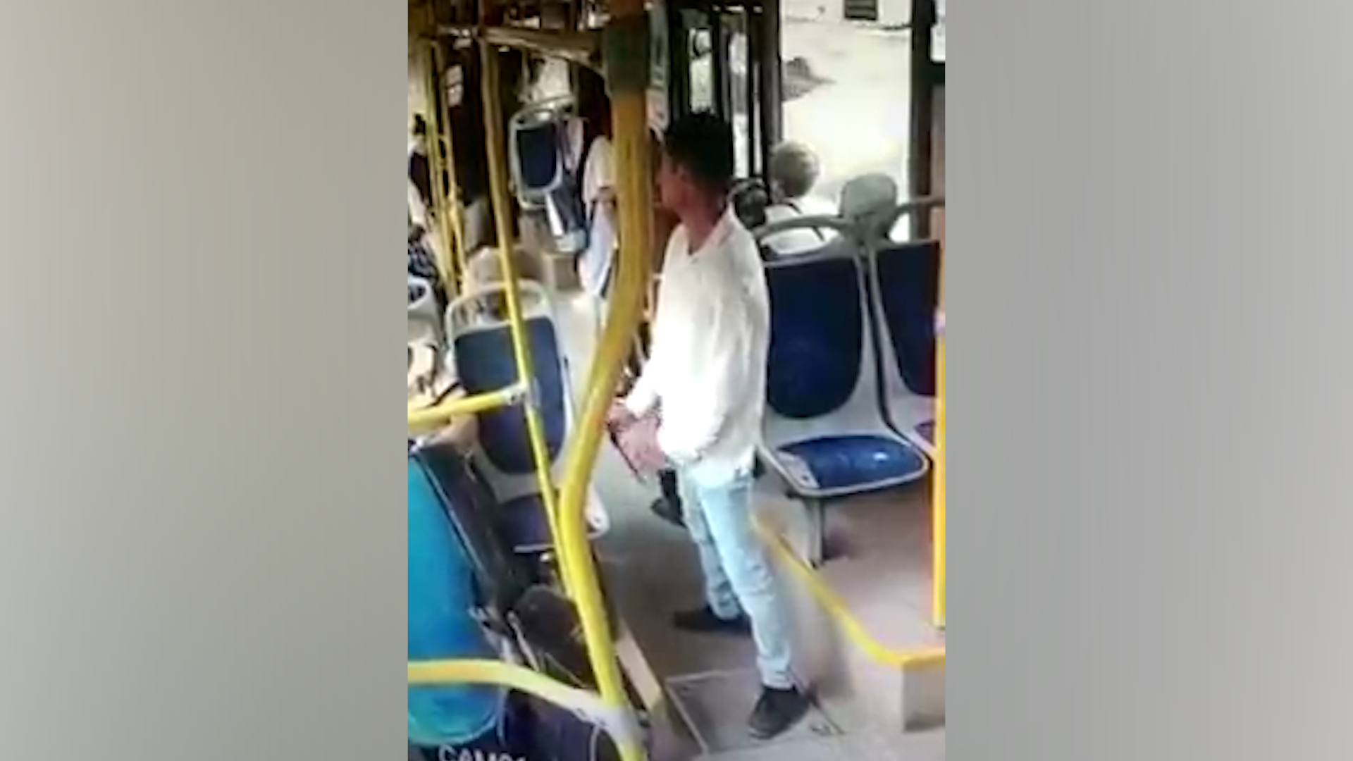 В Новосибирске пассажир автобуса пырнул ножом пенсионера