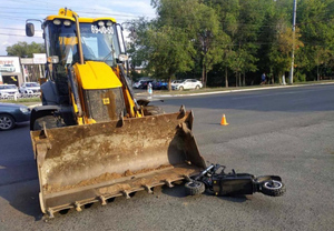 В Оренбурге электросамокатчик влетел в трактор и получил ковшом по голове