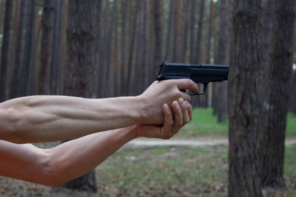 Двое мужчин устроили перестрелку в лесу в Подмосковье и оказались в больнице