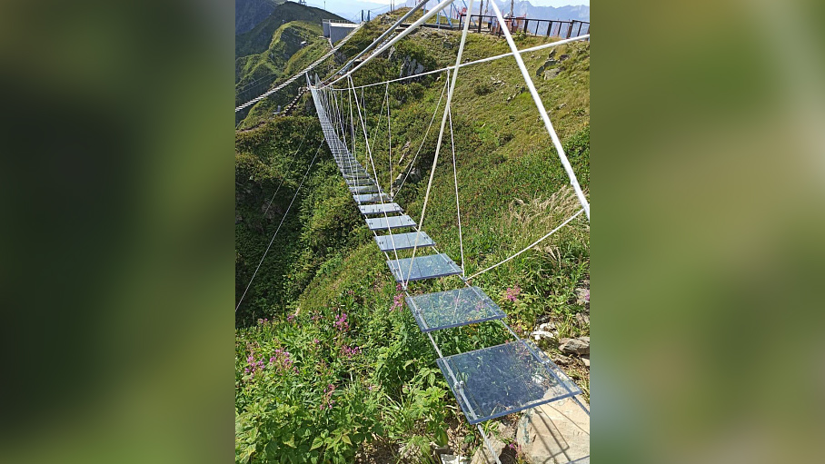 Первый в России стеклянный подвесной мост появился в горах Сочи