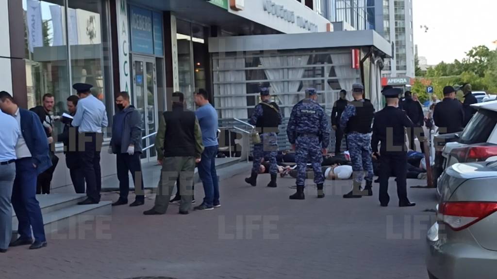 Лицом на асфальт: В Екатеринбурге спецназ жёстко задержал участников криминальной сходки