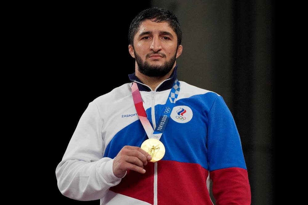 Олимпийский чемпион Садулаев заявил о подаренном депутатом $1 млн, но его представитель назвал это фейком