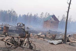 Якутская шаманка отпугнула лесные пожары от своего логова, которое единственное уцелело в селе