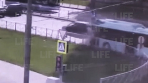 Автобус врезался в столб в Петербурге, семь человек пострадало