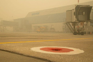 Аэропорт Якутска приостановил взлёт и посадку самолётов из-за дыма от лесных пожаров