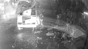 Разорвало за секунду: Взрыв автобуса в Воронеже сняла камера видеорегистратора