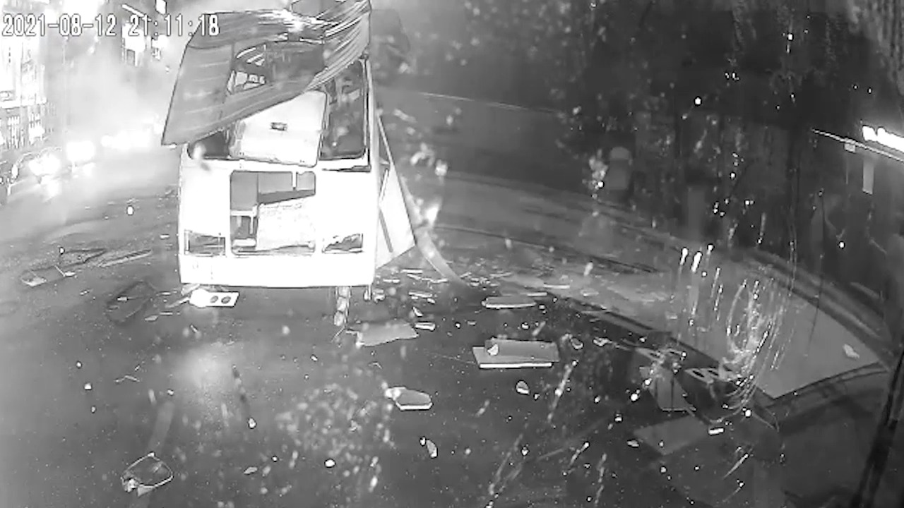 Разорвало за секунду: Взрыв автобуса в Воронеже сняла камера видеорегистратора