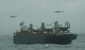Грузовое судно раскололось надвое у берегов Японии