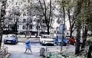 В Москве камеры сняли, как женщина бросает на лавке новорождённого ребёнка