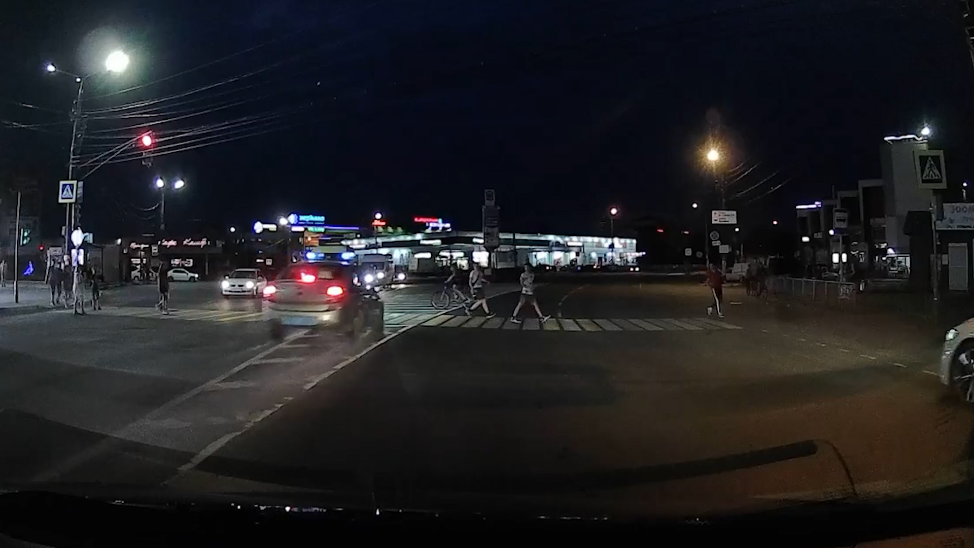 В Нижегородской области автомобиль со спецсигналами наехал на ребёнка на переходе