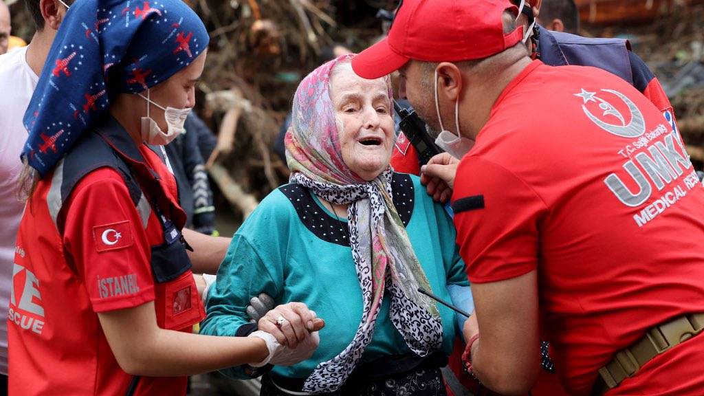 Число жертв наводнения на севере Турции достигло 55