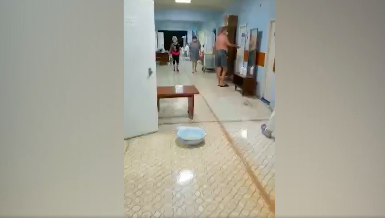 Мокрый пол и тазики: Пациенты пожаловались на потоп в ковидном госпитале под Волгоградом