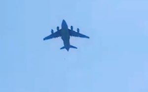 В Сети показали жуткое видео падения людей с самолёта, покидающего Кабул