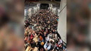 Появилось шокирующее фото из самолёта США, эвакуировавшего людей из Афганистана