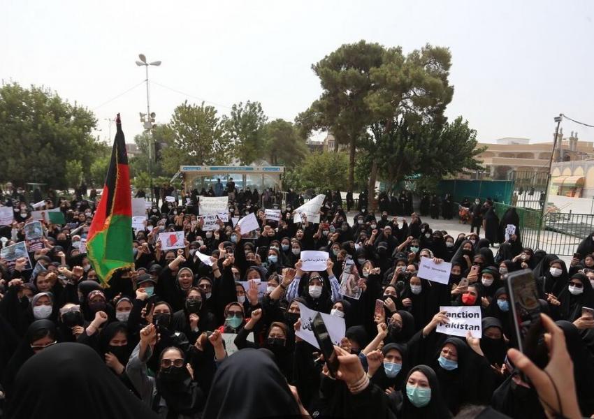 В Иране десятки женщин из Афганистана протестуют против власти "Талибана"