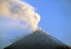 На Камчатке два туриста сорвались с вулкана на высоте 4 тысячи метров и выжили