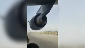 Появилось видео путешествия на шасси взлетающего самолёта в Кабуле от первого лица