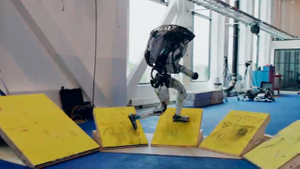"Чрезвычайно впечатляет!": Роботы Boston Dynamics овладели паркуром и восхитили Интернет