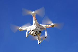 Дорого и опасно: Автоэксперт усомнился в целесообразности использования дронов в ГИБДД