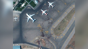 Тысячи людей на ВПП: Опубликованы фото хаоса в аэропорту Кабула со спутника