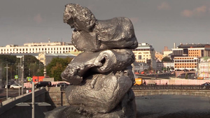 "Я в обмороке": Москвичей развеселил скандальный арт-объект в виде глины на Болотной