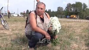 "Ком в горле стоит": Жители Подмосковья несут цветы на место крушения Ил-112В